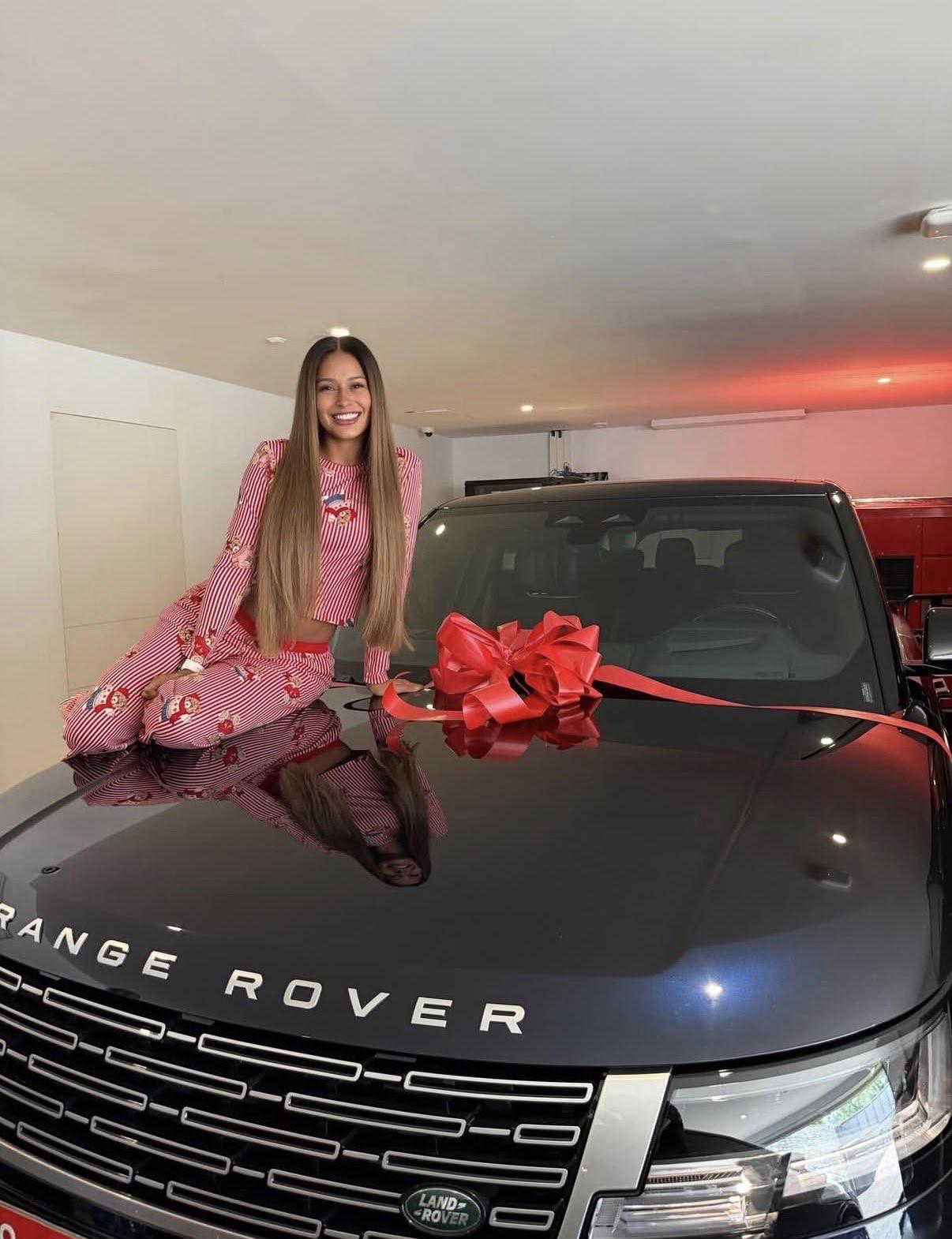 高清免费世界杯比赛视频在线观看-惊喜，拉菲尼亚给妻子送了一辆全新的路虎揽胜