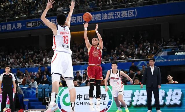 世界杯直播-CBA八强夜爆冷？北京赛季三杀广东，上海轻取山东